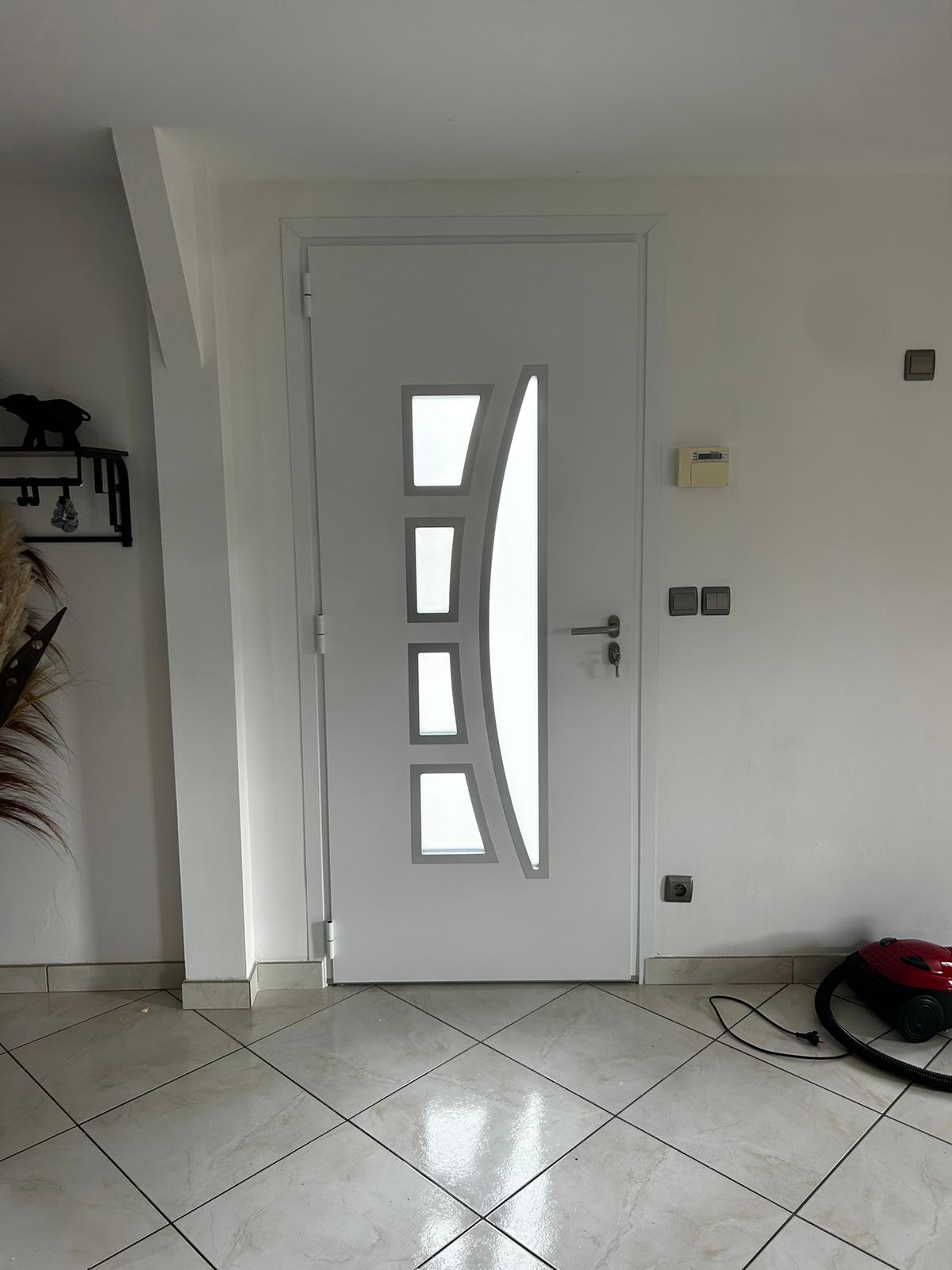 Remplacement d'une porte d'entrée en aluminium La Bohalle - Porte d'entrée blanche intérieur