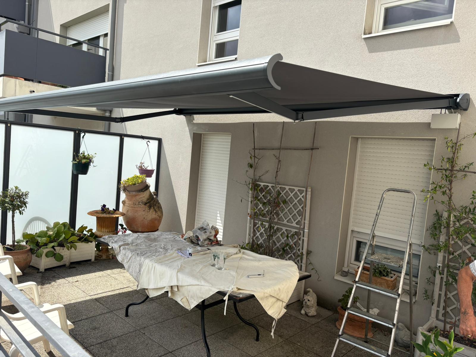 Pose store banne - Table terrasse