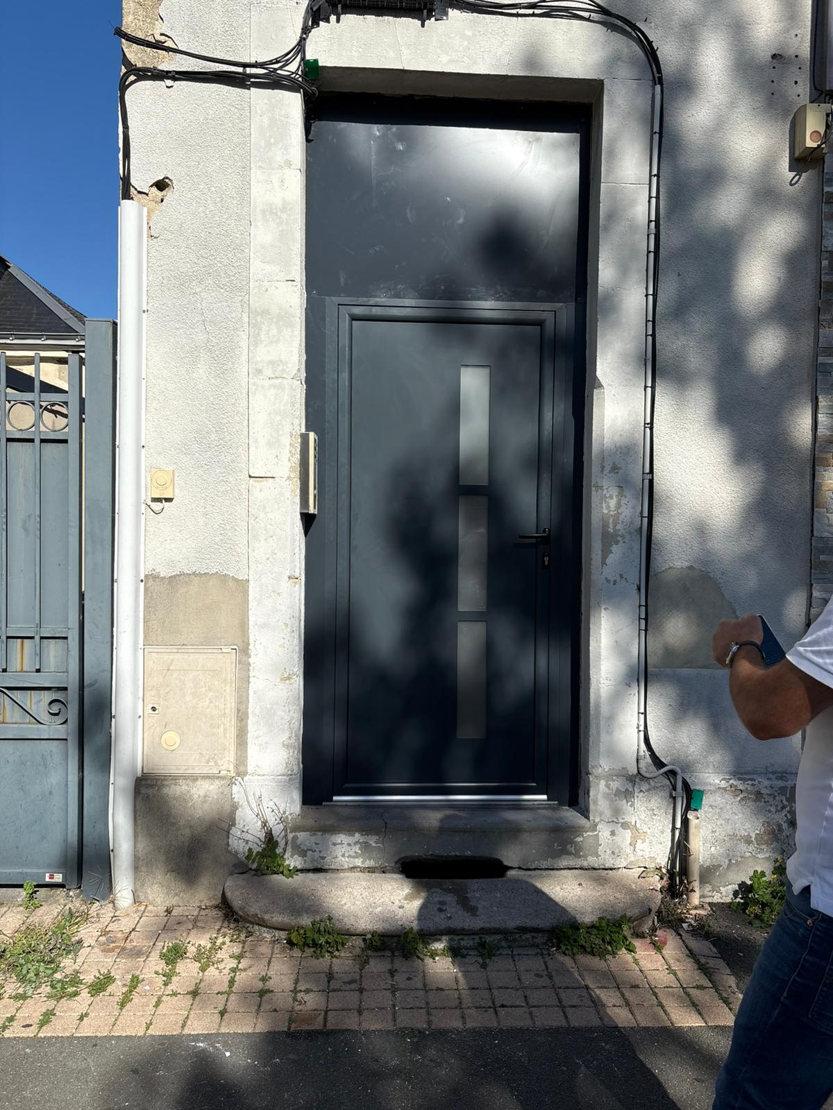 Menuisier Angers - Remplacement porte d'entrée immeuble Angers