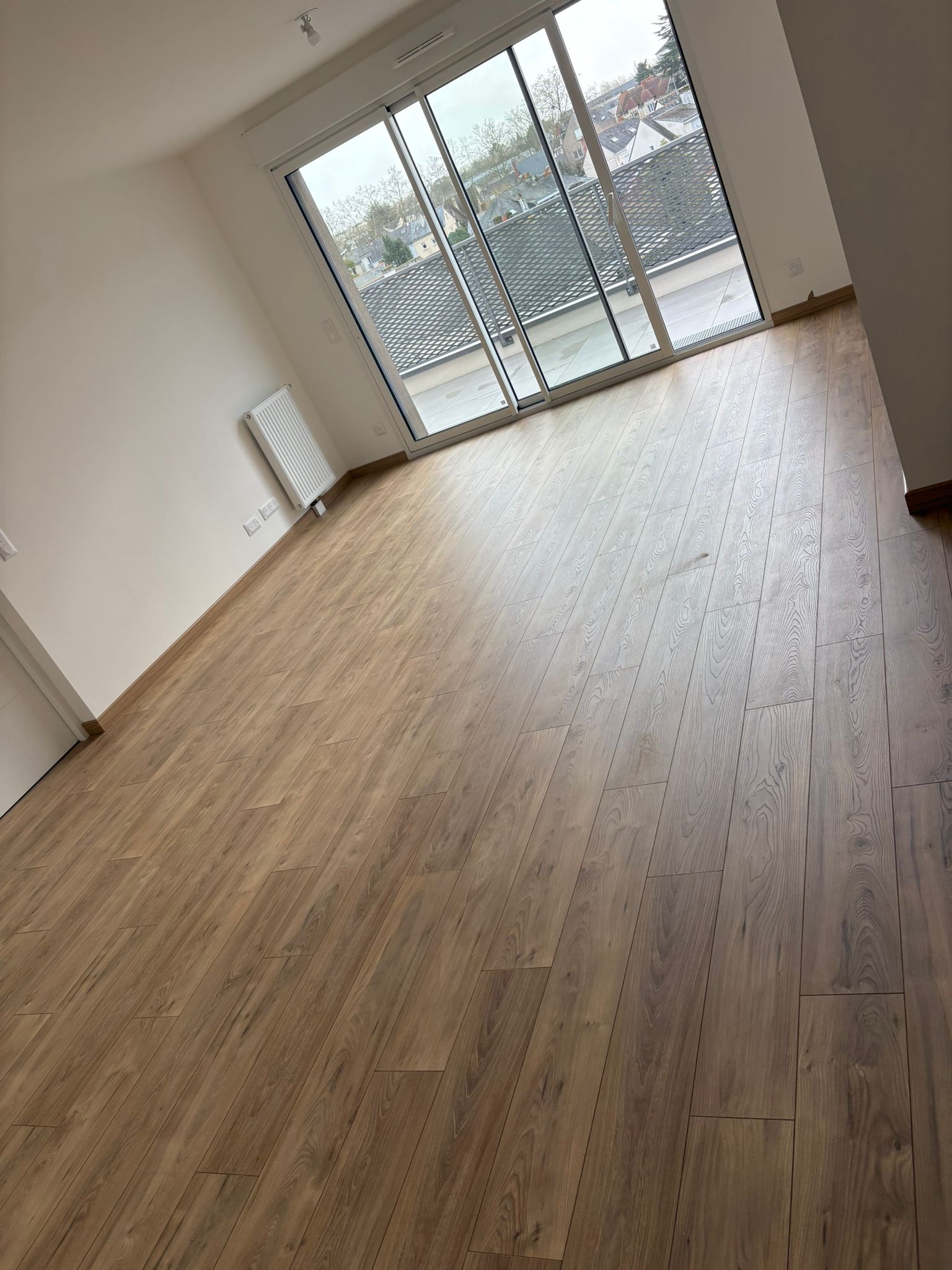 Pose parquet flottant avec plinthes à Angers